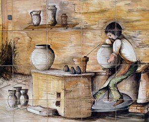 Festett maiolica tábla, amely a kerámiakészítés jelenetét ábrázolja, kézzel készítette: Ceramiche Desuir, Santo Stefano di Camastra, Szicília, Olaszország, Részlet alkotó: William M. Timlin