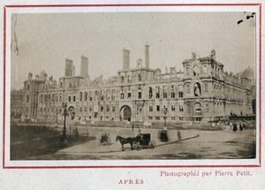 Paris Commune (1871): a párizsi Hotel de Ville képe az 1871. májusi tűzvész után. Pierre Pepetit fényképe. Nyomtatás kartonra, Dim. 9x5,4 cm alkotó: Unbekannt