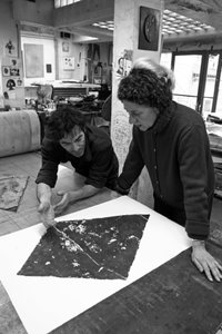 Pascal Gauvard, a Pasnic gravírozóműhely társalapítója, Annie-Paule Thorel francia festő. Egy nyomat elemzése. Pasnic gravírozó műhely Párizsban 2009-ben. alkotó: Unbekannt