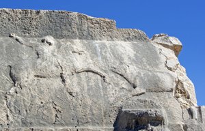 Oszlopsír metszet, amely egy vaddisznót ölő vadászt ábrázol, Xanthos, Törökország (fotó) alkotó: Unbekannt
