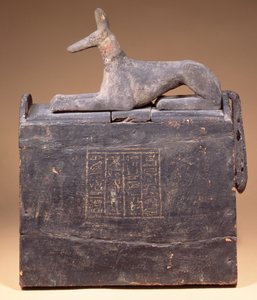 Plyon alakú shabti-doboz felirattal és a fedelén Anubisz mint sakál (későbbi keltezésű) szobra, egyiptomi, Thébából, a 22. dinasztia elején, ie 900 körül (feketére festett fa) alkotó: Unbekannt