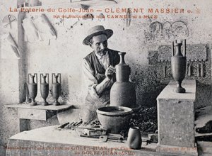 Képeslap Clement Massier-vel (1844-1917), Poterie de Golf-Juan fazekasmesterével, aki műtermében dolgozik, Franciaország, XX. század alkotó: William M. Timlin