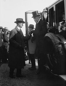 Woodrow Wilson elnök kiszáll egy autóból. Washington, DC, 1918 körül. Fotó: (f/w photo) alkotó: Benjamin Baud