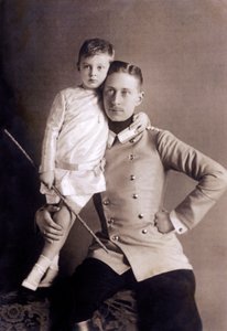 Hohenzollern Vilmos herceg (1882-1951), más néven trónörökös, II. Vilmos császár fia, legidősebb fiával, akit szintén Vilmosnak hívnak, Selle und Kuntze fotója. alkotó: Unbekannter Künstler