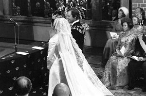 Silvia királynő és XVI. Károly Gusztaf király az esküvői szertartáson a stockholmi Storkyrkanban alkotó: Unbekannter Künstler