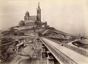 Vallási építészet: a „Jó Anyának” (1853-1864) is nevezett Notre Dame de la Garde (Notre-Dame-de-la-Garde) bazilika külső képe, Henry Esperandieu (1829) építész tervei alapján épült -1874). Marseille, Bouches du Rhone (13), cen alkotó: William M. Timlin