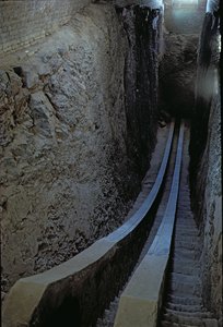 A szextáns maradványai az 1420-ban épült Ulugh Beg Obszervatóriumból, Timurid időszakból (fotó) alkotó: Unbekannt