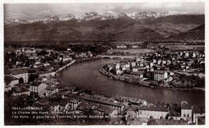 Rhone Alpes, Isere (38), Grenoble: az Alpok lánca, az Isere, az Ile Verte hídja, balra La Tronche, jobbra az Ile Verte kerület - 1930-1939-es levelezőlap alkotó: William M. Timlin