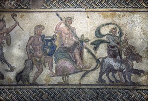 Római művészet: Dionüszosz diadala (Bacchus, Bacco). Az isten felmászott egy tankra a közepén. Babérkoszorút visel és thyres-t tart (borostyánnal körülvett lándzsa, végén fenyőtoboz). Két párduc halad előtte. A tank mögött a alkotó: Unbekannt
