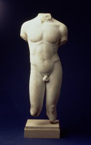 Fiatal alakot ábrázoló római férfi torzó, egy Kr.e. 5. századi poliklitán bronz eredeti (elölnézet) Kr. u. 01. század körül (pári márvány) után (lásd még: 90527) alkotó: Unbekannt
