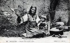 Szerbia, Monastir: futással elfoglalt szerb nő, Monastirt desormais Bitolának hívják, és Macedoine államban található - Képeslap 1914-1918 alkotó: William M. Timlin