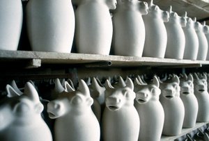 Polcok egy kerámiagyárban néhány tejeskannával, Montelupo Fiorentino, Olaszország (fotó) alkotó: Unbekannter Künstler