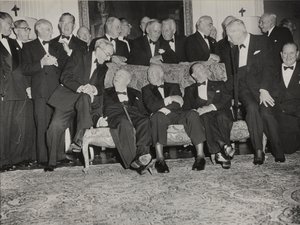 Sir Winston Churchill és Dwight D. Eisenhower a Winfield House-ban, az amerikai nagykövet londoni otthonában tartott vacsorán alkotó: Unbekannter Künstler