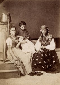 Kisebbek: vízszállítók portréja, kút mellett ülve. 19. század Nyomtatás kartonra Dim. 6x8,5 cm alkotó: Unbekannt