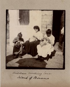 Kisebb munkák: fiatal lányok horgolnak (hímzők) a velencei Burano szigeten. 19. század Nyomtatás kartonra Dim. 9x9 cm alkotó: Unbekannt