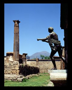 Apollón szobra Apollón templomából, a háttérben a Vezúvmal (fotó) alkotó: Unbekannt