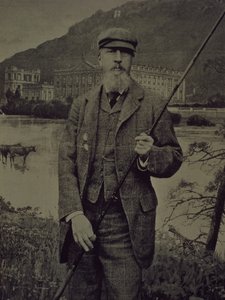 Devonshire 8. hercegének műtermi portréja tweedben, kezében horgászbotot tartva egy Chatsworth-t ábrázoló nyomtatott paraván előtt. alkotó: William M. Timlin