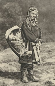 Svédország. Lapp nő hordja a babáját a rénszarvasbőr bölcsőjében. 1920 alkotó: Unbekannt