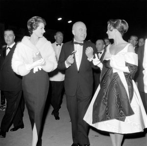 LEE REMICK SZÍNÉSZNŐ OTTO PREMINGER RENDEZŐVEL ÉS FELESÉGÉVEL, HOPE BRYCE-VEL A NEMZETKÖZI FILMFESZTIVÁLON VELENCÉBEN LIDO - 1959 alkotó: Unbekannt