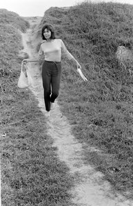 AZ ÉNEKESnő JULIETTE GRECO MALAMOKKÓBAN (VELENCE) - 1965 kb. alkotó: Unbekannt