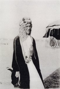 T. E. Lawrence arab ruhában (f/w fotó) alkotó: Unbekannt