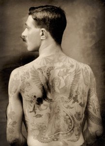 Tetovált brit tengerész az 1914-18-as Nagy Háborúban (hátulnézet) (fekete-fehér fénykép) (lásd még 473188) alkotó: Unbekannter Künstler