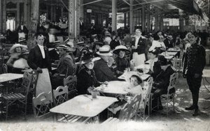 Gyógyturizmus: egy vichy-i étterem és a kuristákból álló vendégkör látványa, Allier 1905 körül (gyógyturizmus: étterem Vichy-ben, Franciaország). alkotó: Unbekannter Künstler