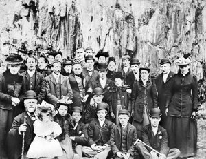 Egyesült Királyság: Emberek csoportja kiránduláson. c1910 alkotó: Unbekannt