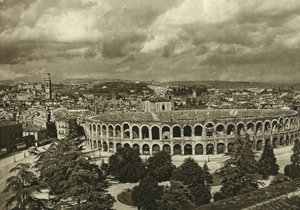 Kilátás az arénákra, a római amfiteátrumra és Verona városára 1925-ben alkotó: Unbekannt