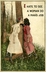 Régi képeslap, amelyen két nő csókolózik: "Utálom látni, hogy egy nő férfi munkát végez" 1914 (litho)