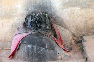 Voodoo fétis egy kolostor bejáratánál. Togoville, Togo alkotó: Unbekannt