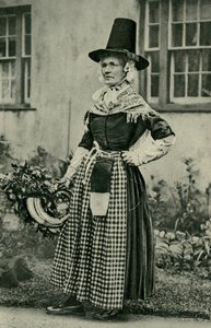 Wales. Egy impozáns, régi walesi dám, a népviselethez ragaszkodva. 1920 alkotó: Unbekannt