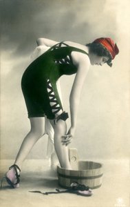 Frau in Badeanzügen, ca. frühe 1900er (Postkarte)