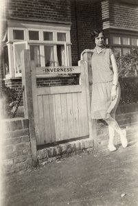 Nő az Inverness B&B előtt, Broadstairs, Kent, 1920-as évek körül alkotó: Unbekannt