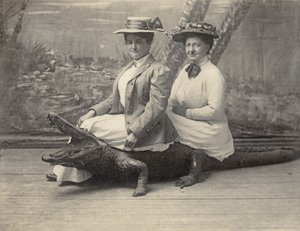 Kitömött aligátoron ülő nők, 1905 körül (f/w fotó) alkotó: Unbekannter Künstler