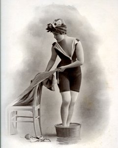 Fiatal nő fürdőruhában (a Belle Epoque-ból) lábfürdőt vesz, 1900 körül (f/w fotó) alkotó: Unbekannter Künstler
