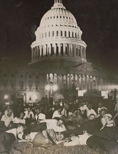 A Western Bonus Army ostrom alá veszi a Capitoliumot, és töltse az éjszakát a tér pázsitján alkotó: Underwood and Underwood