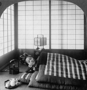 Egy teaházban alvó gésa, Hikone, Japán, 1904.