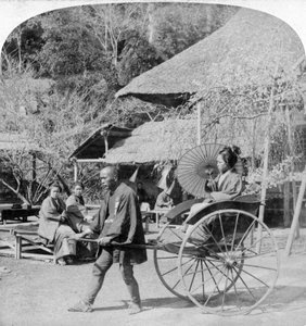 Reggeli lovaglás jinrikisha riksában, Sugita, Japán, 1896. alkotó: Underwood and Underwood
