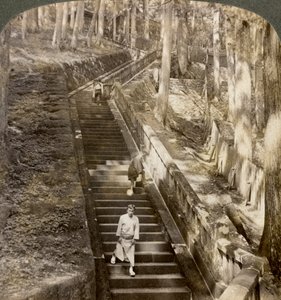 Ősi kőlépcső a dombra Shogun Ieyasu sírjához, Nikko, Japán, 1904. alkotó: Underwood and Underwood