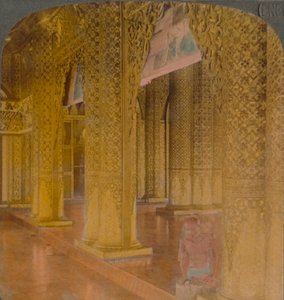 Buddhista templombelső drága arany- és színdíszekkel, Moulmein, Burma, 1907. Művészek: Elmer Underwood, Bert Elias Underwood. alkotó: Underwood and Underwood