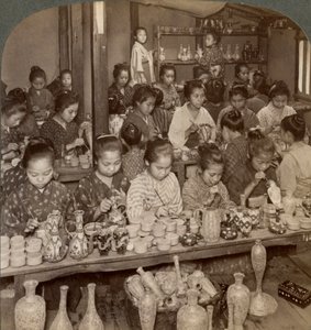 Gyári lányok olcsó kerámiákat díszítenek a külpiacra, Kiotó, Japán, 1904 alkotó: Underwood and Underwood