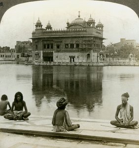 Fakírok Amritsarban, délre néznek a Szent Tankon át az Arany Templomig, India, 1900-as évek alkotó: Underwood and Underwood