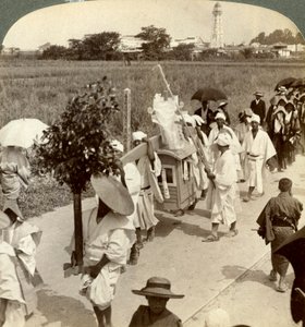 Egy gazdag buddhista temetési menete a Sakai felé vezető úton, Oszaka felé nézve, Japán, 1904. alkotó: Underwood and Underwood