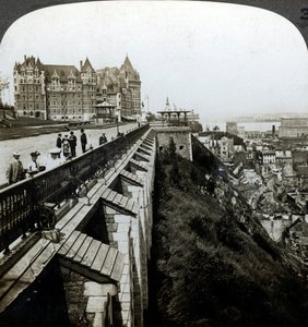 Hotel Chateau Frontenac és Dufferin Terrace, Quebec, Kanada. alkotó: Underwood and Underwood