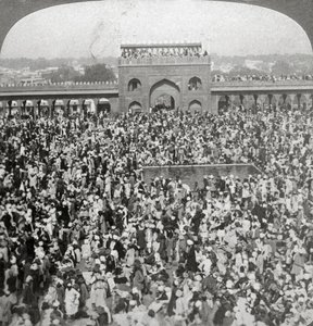 A Jumma mecset udvarában, Delhiben, Indiában, 1903. alkotó: Underwood and Underwood