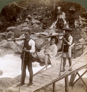 Japán nő egy yamakago hegyi székben, átkel a zuhogó Daiya folyón Nikko közelében, Japánban, alkotó: Underwood and Underwood