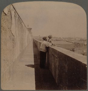 Hosszú séta a régi vízvezeték mentén - 1729-49 - látja el vízzel a várost, Lisszabon, Portugália, 1902. alkotó: Underwood and Underwood