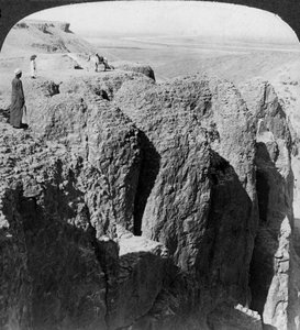 Lenézett a Nílusra Théba nyugati szikláiról, Egyiptom, 1905. alkotó: Underwood and Underwood