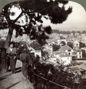 Délkeletre nézve Suwa-yama fenyőkoronás magaslatáról Kobe, Japán felett, 1904 alkotó: Underwood and Underwood